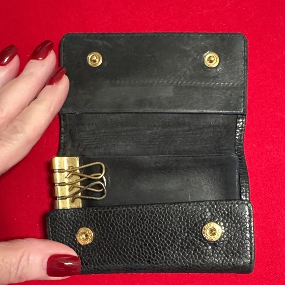 CHANEL Textured Black Leather key holder - Picture 2 of 8